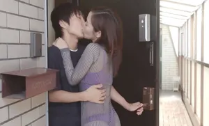 Cô nàng cạnh nhà với chiếc quần lót lọt khe và cậu nhóc nhà sát bên may mắn