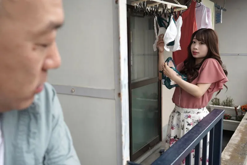 Gã cạnh nhà chuyên soi mói và cặp vợ yêu gã chồng thường xuyên rên la quá to